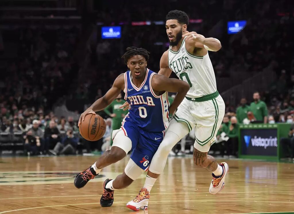 jogadores do Philadelphia 76ers historia e do boston celtics em quadra, se disputando