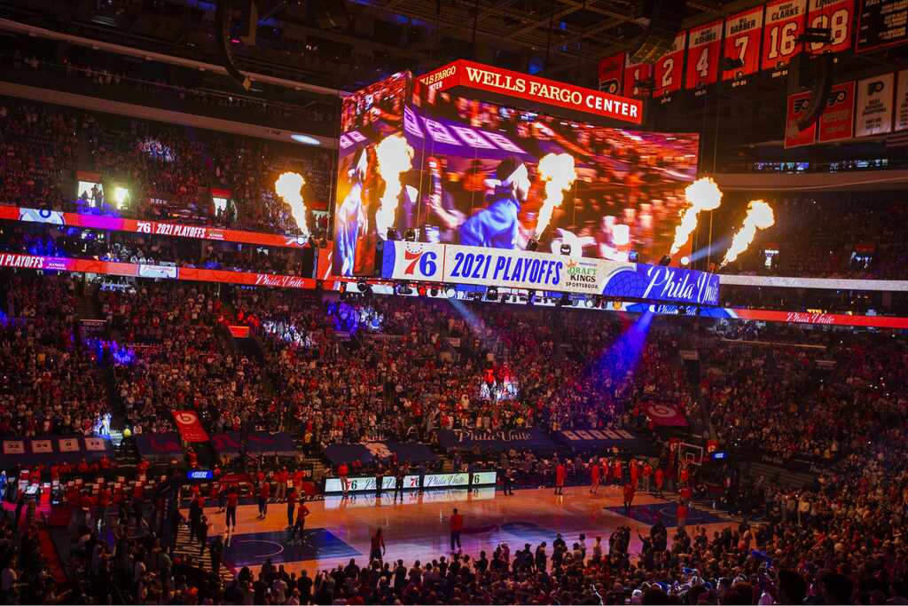 estadio do Philadelphia 76ers historia por dentro, lotado e prestes a receber uma partida