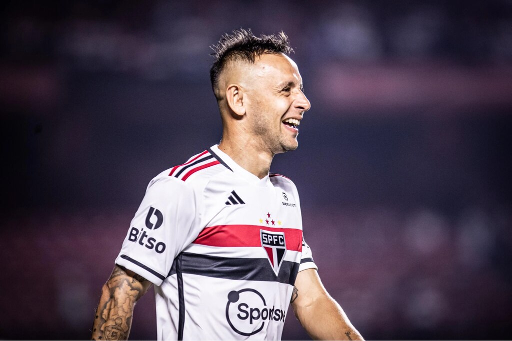 rafinha, do sao paulo, em campo. em breve, o jogador entra na pre contratacao brasileiro