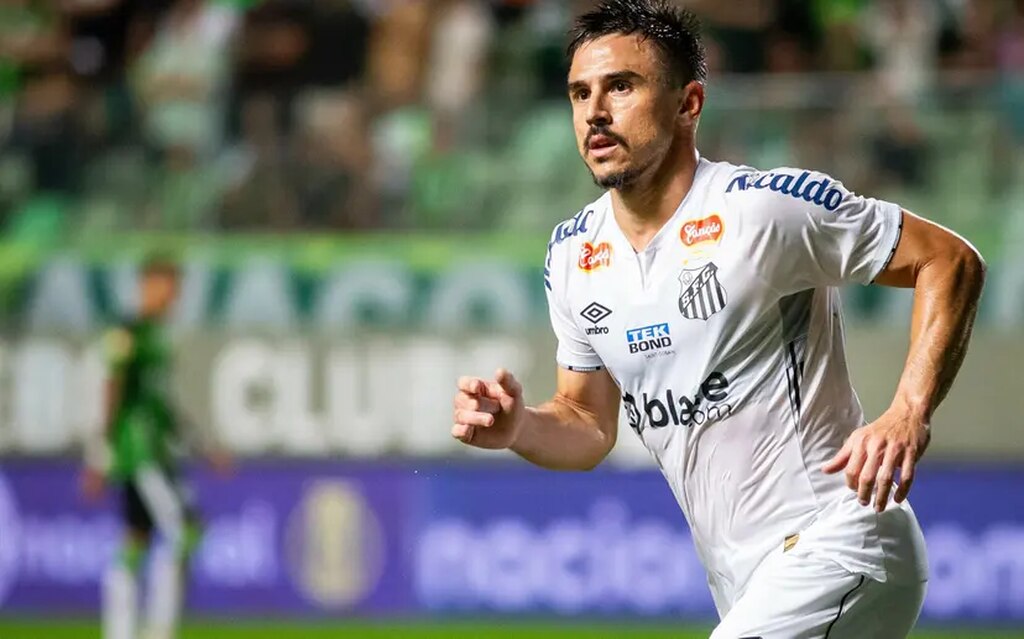 bigode, do santos, em campo. o jogador ja passou da fase de pre contratacao brasileiro e renovou com o santos