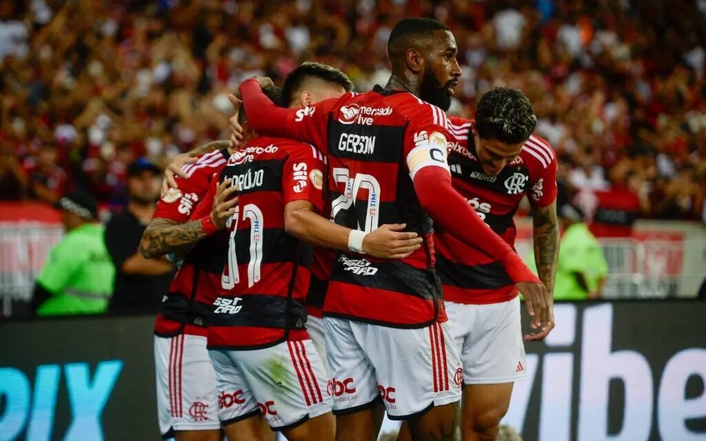 parte do elenco do flamengo em campo. O clube acumulou quase 35 milhões na premiação da libertadores