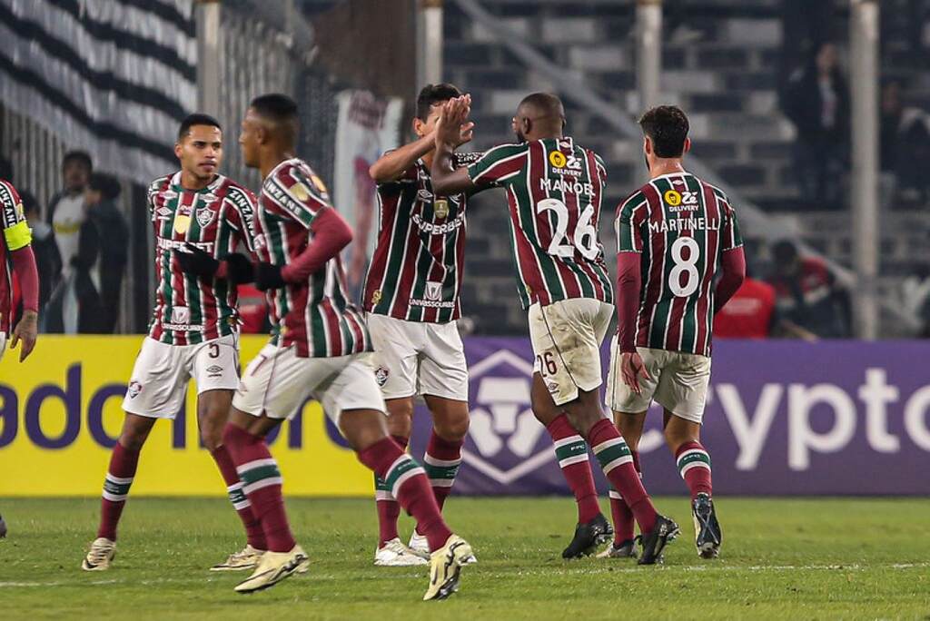 parte do elenco do fluminense em campo. o clube acumulou mais de 37 milhões em premiação da libertadores