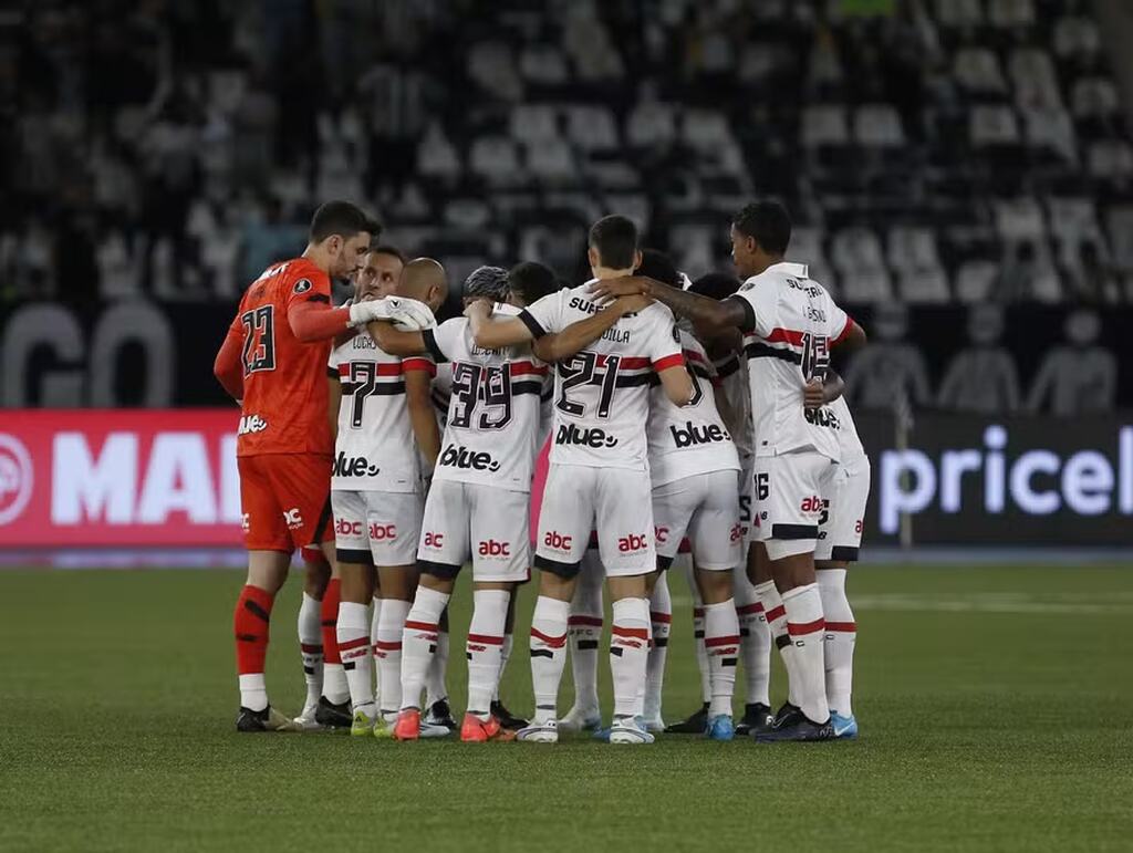 elenco do sao paulo reunido em campo. O clube terminou com quase 8 milhões em premiação da libertadores