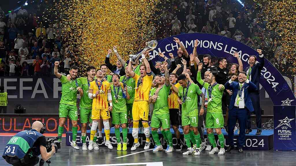 jogadores da champions comemorando o titulo no futsal, uma das Principais ligas e campeonatos de futsal para apostar