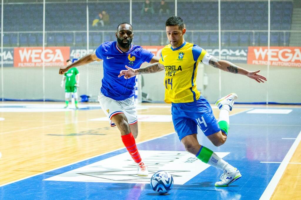 dois jogadores em campo das Principais ligas e campeonatos de futsal para apostar