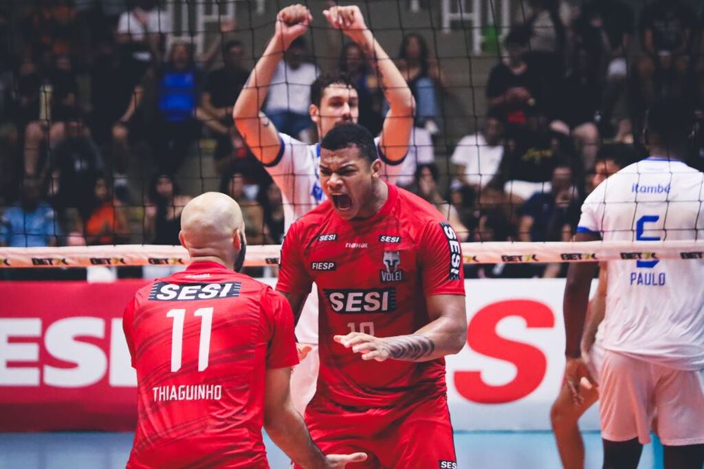 parte do elenco do sesi bauru em quadra pela Superliga de Vôlei Masculino