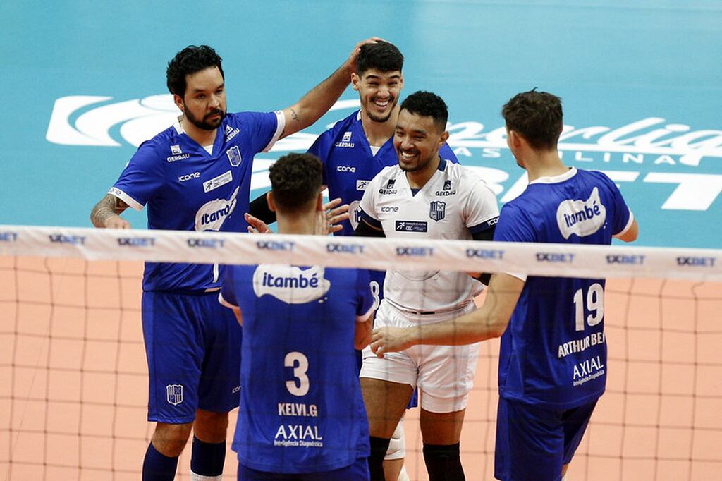 parte do elenco do itambé minas em quadra pela Superliga de Vôlei Masculino