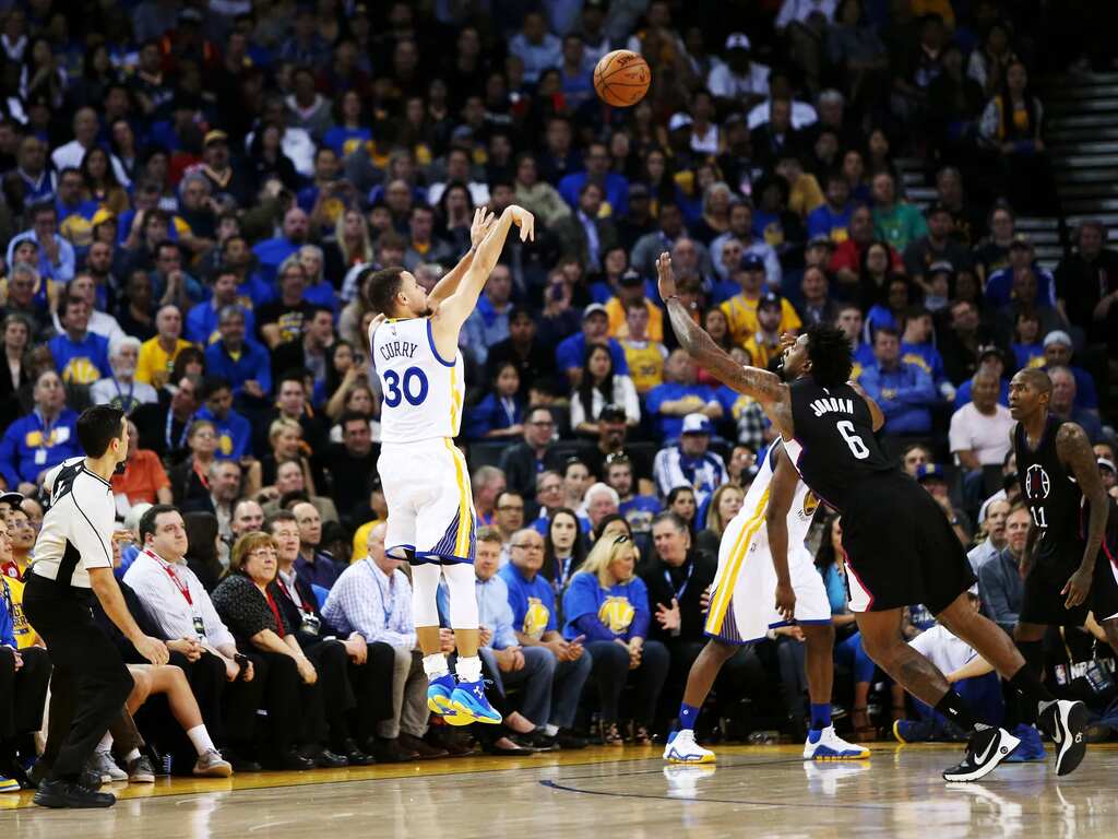 curry, otima aposta em cesta de tres pontos, pontuando na nba