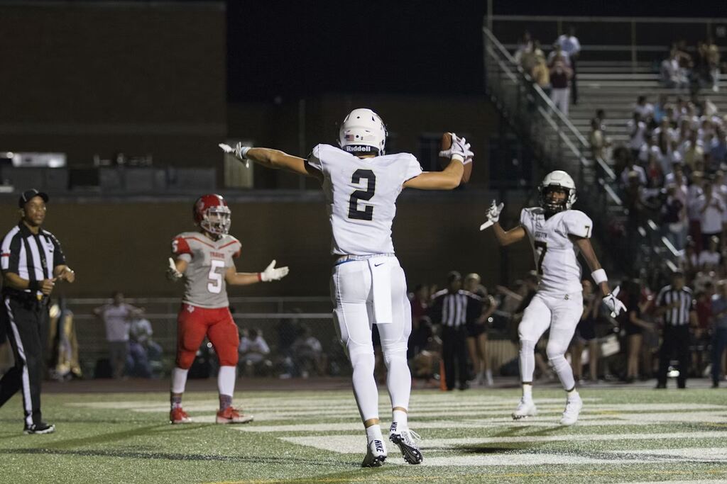 jogador de futebol americano que sabe como apostar em touchdown comemora a pontuação em campo