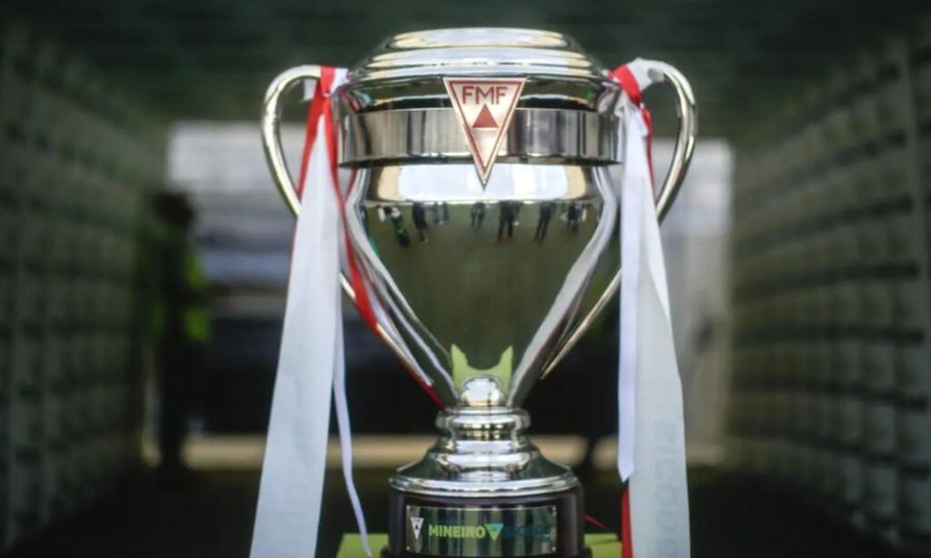 taça do campeonato mineiro ao lado do gramado, representando Apostas em campeonatos estaduais