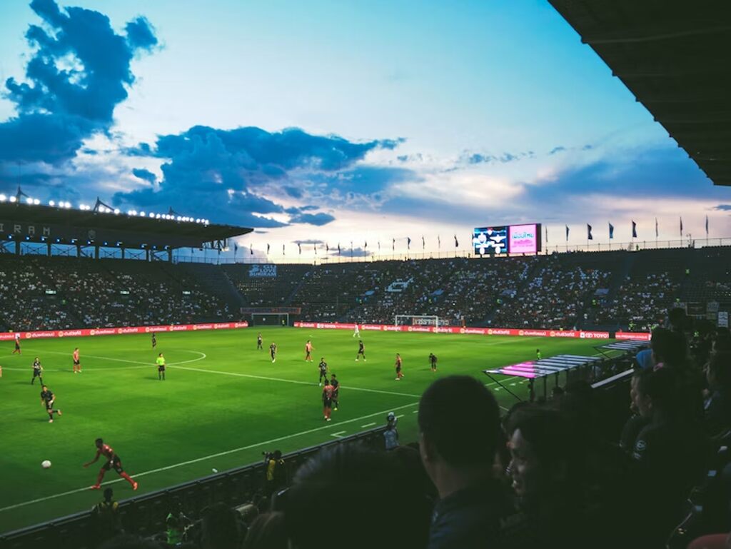 torcedores que conhecem dicas de apostas em campeonatos estaduais acompanham uma partida no estadio