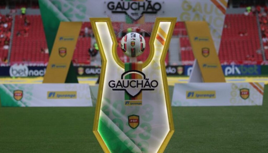 taça do gauchão ao lado do gramado, representando Apostas em campeonatos estaduais