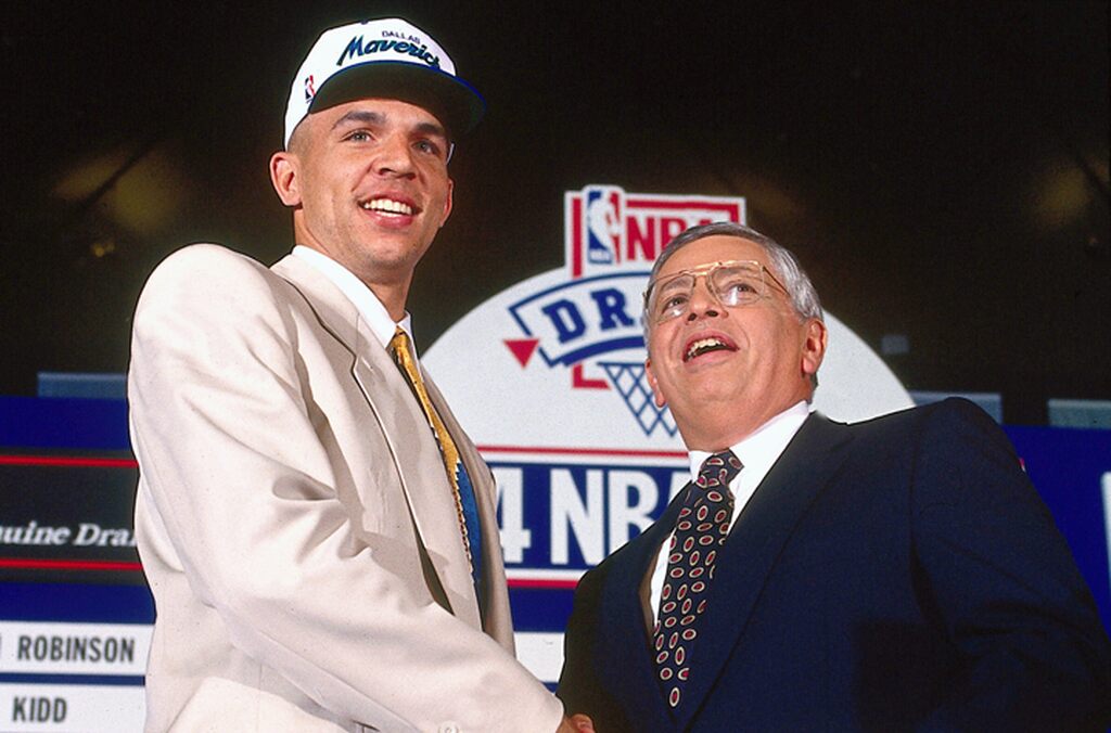 jason kidd assinando com o dallas mavericks no draft, rival do brooklyn nets