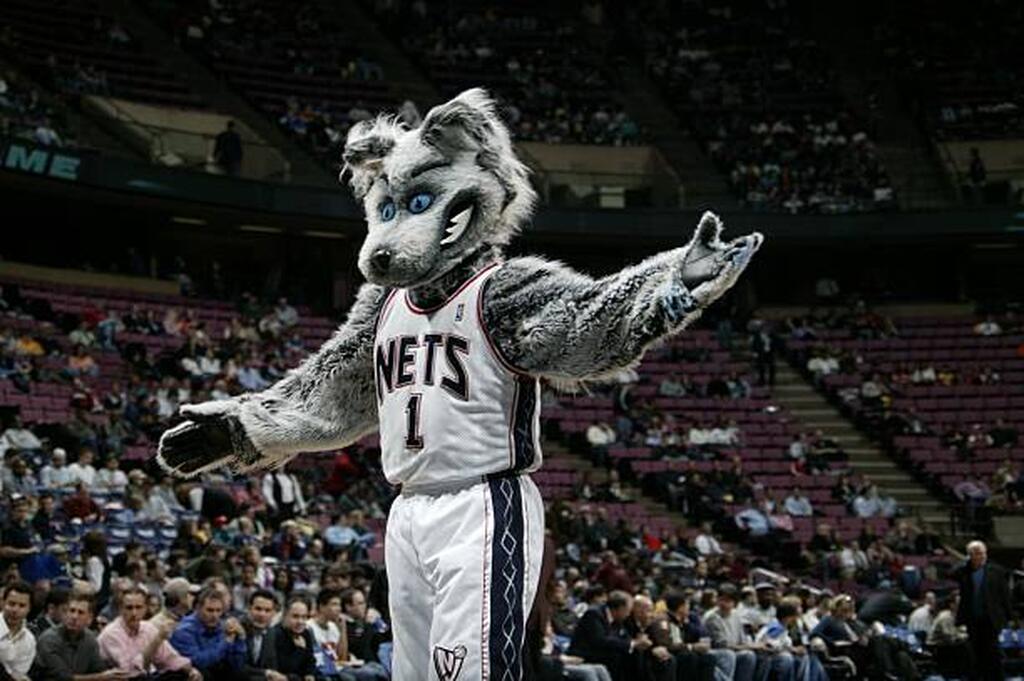 mascote do brooklyn nets historia animando a torcida em quadra