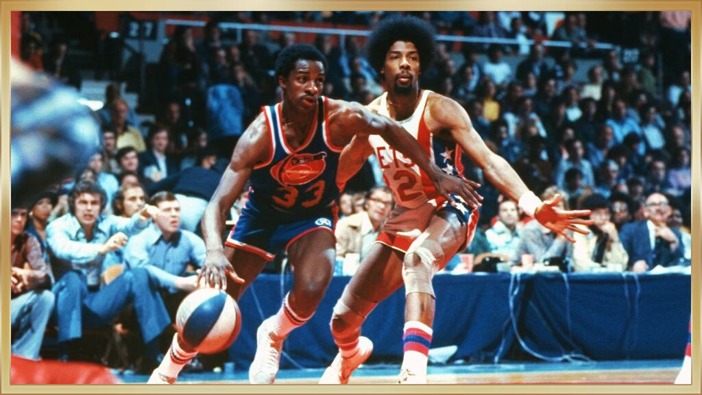 elenco de 1976 do brooklyn nets historia em quadra disputando com o denver nuggets a bola