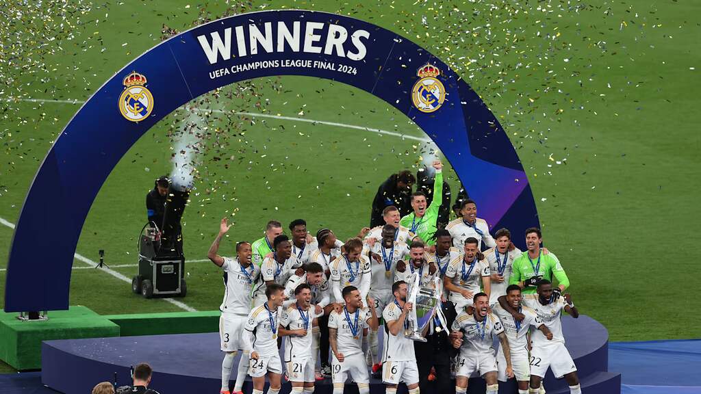 elenco do real madrid comemorando o titulo da champions league, um dos campeonatos mais importantes do futebol