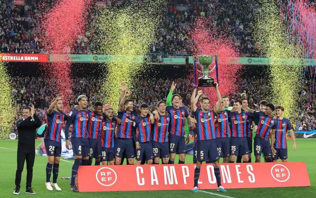 elenco do barcelona comemorando o titulo da la liga, um dos campeonatos mais importantes do futebol