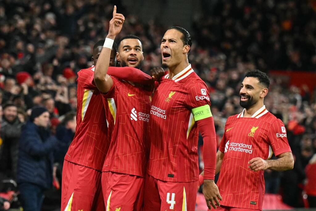 jogadores do liverpool, que sabem Como apostar em último gol, comemoram um gol