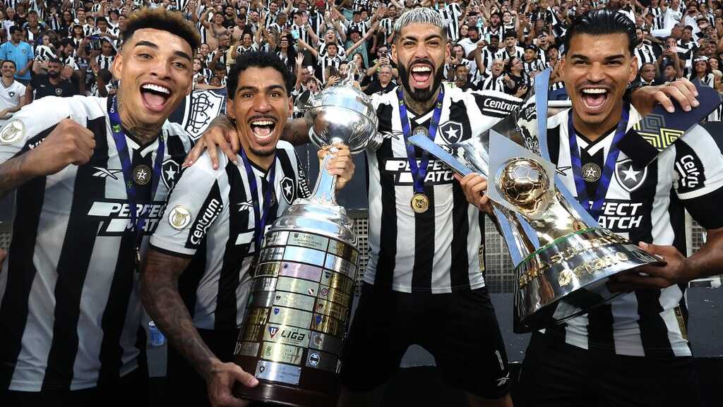 elenco do botafogo, que sabe Como apostar em último gol, comemorando os titulos de2024