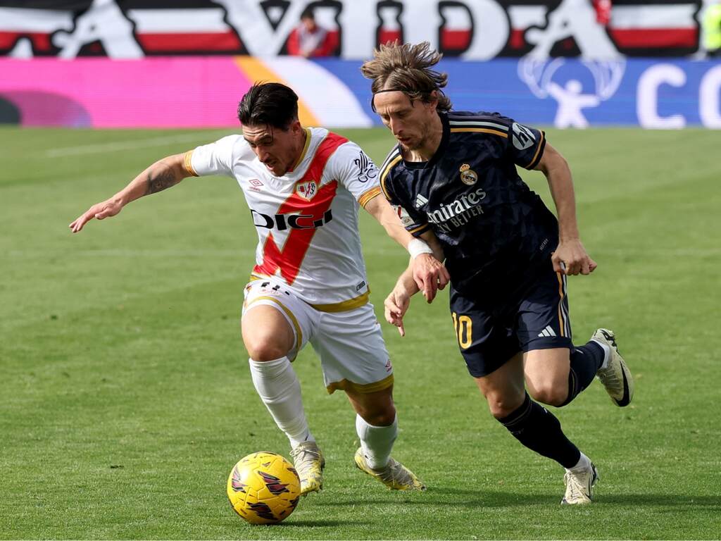 jogadores do real madrid e ayo Vallecano, que sabem Como apostar em último gol, disputam em campo a bola