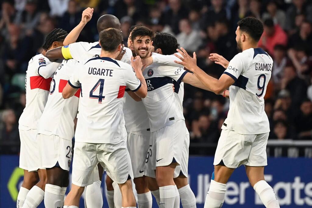 parte do elenco do psg, que sabe como apostar na copa da frança, reunidos em campo