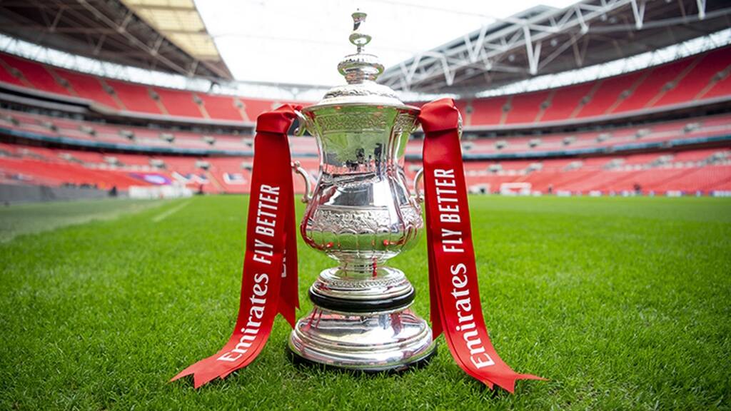 taça da copa da inglaterra disposta no gramado. entenda como apostar na fa cup