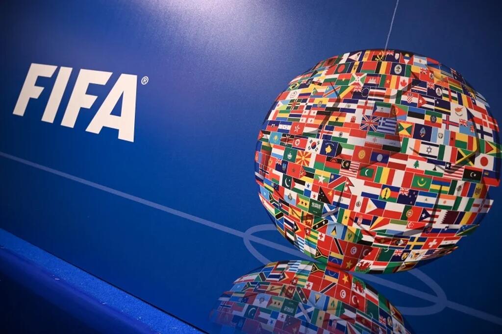 logo da fifa ao lado de um globo com bandeiras de paises, representando como funciona o ranking da fifa