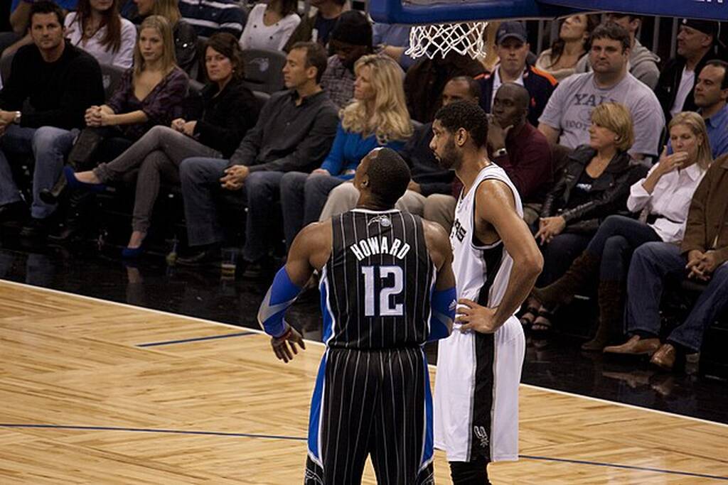 jogadores da conferencia da nba disputando em quadra