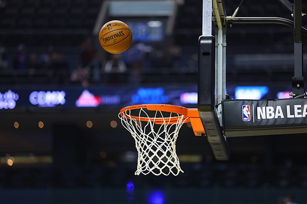 cesta de basquete da nba, representando a conferência na nba