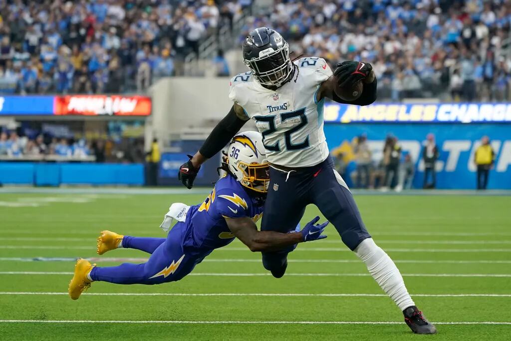 jogadores da nfl fazem uma corrida a pontos no futebol americano em campo