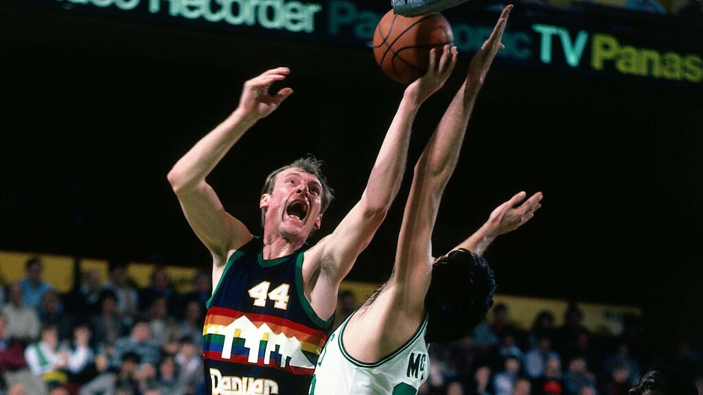 dan issel, um dos melhores jogadores que o denver nuggets historia ja teve, disputando uma bola em quadra