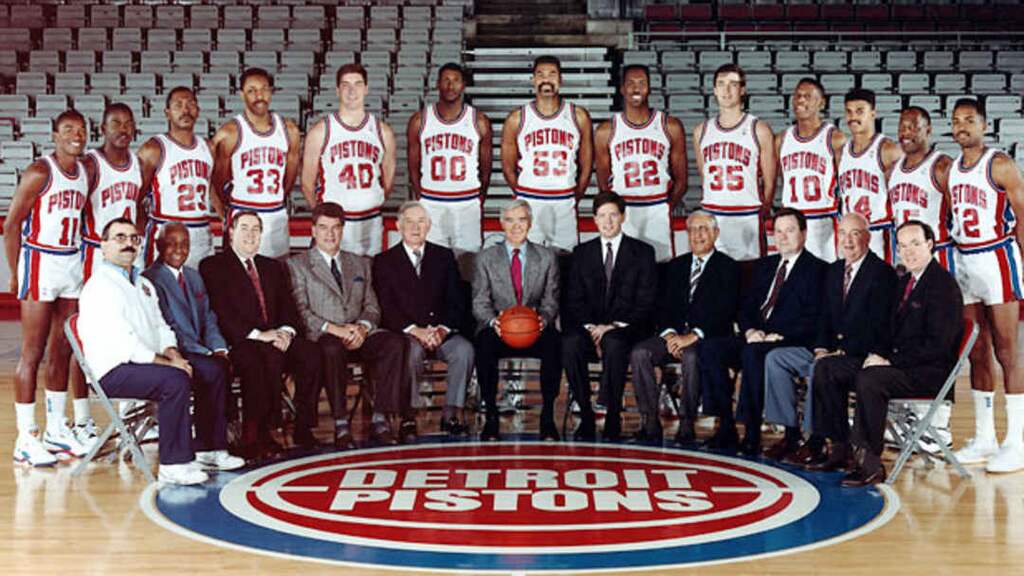 elenco bad boys do detroit pistons historia reunido para uma foto com os donos da franquia