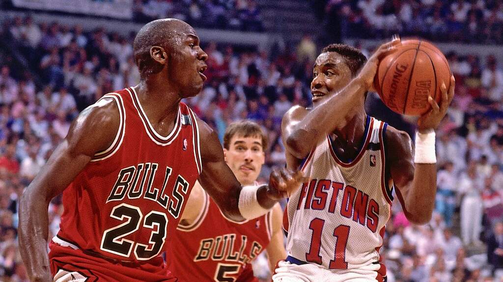 jogadores do detroit pistons historia e do chicago bulls se enfrentando em quadra