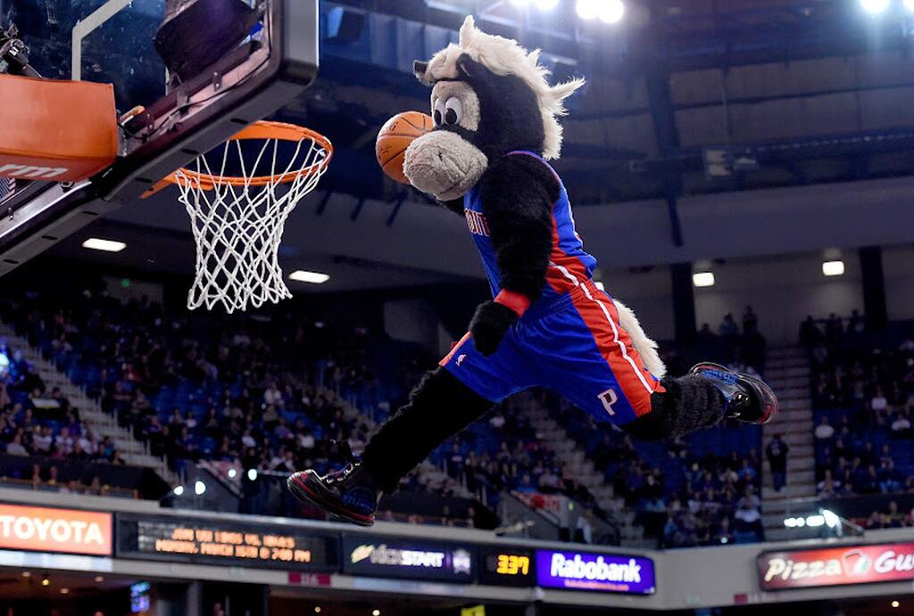 mascote do detroit pistons historia fazendo uma cesta em quadra