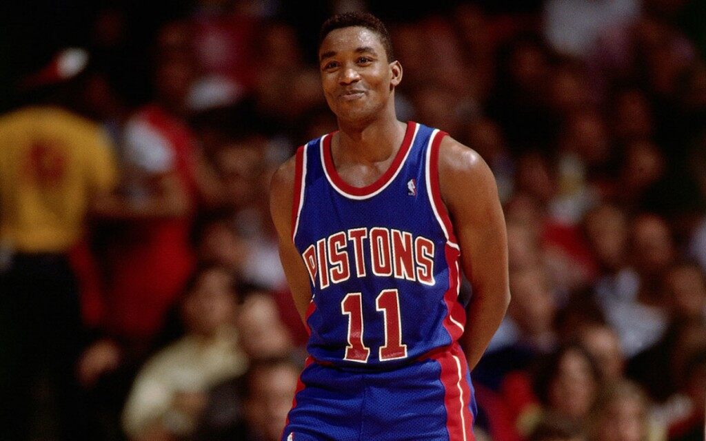 isiah thomas com a camisa do detroit pistons historia em quadra