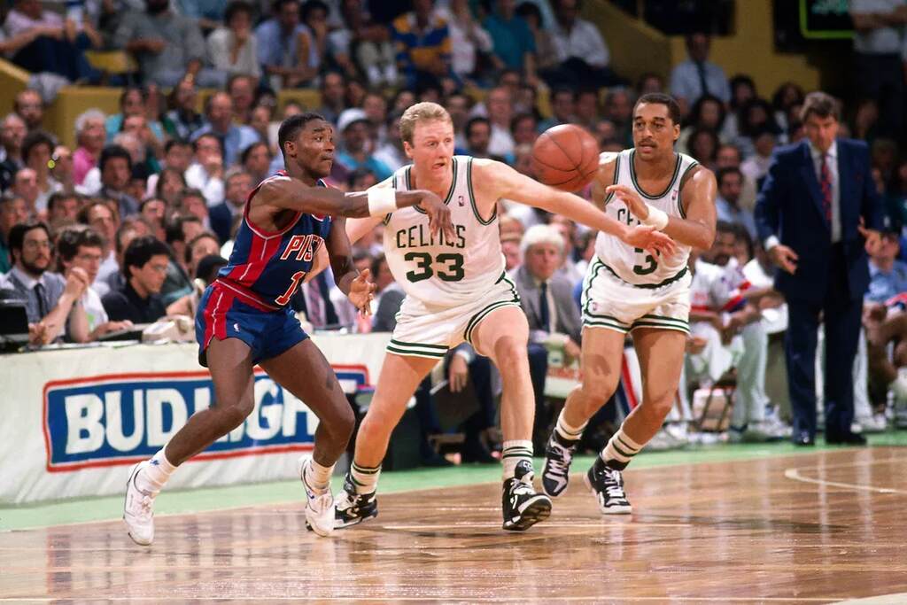 jogadores do detroit pistons historia e do boston celtics se enfrentando em quadra