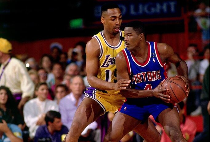 jogadores do detroit pistons historia e do la lakers se disputando em quadra