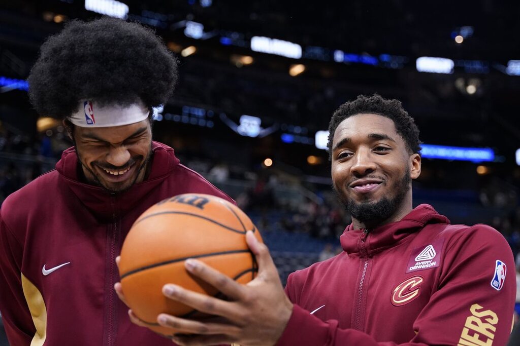 jogadores do cavaliers, favoritos nba, em quadra com a bola