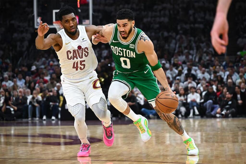 jogadores do cavs e do celtics, favoritos nba, em quadra