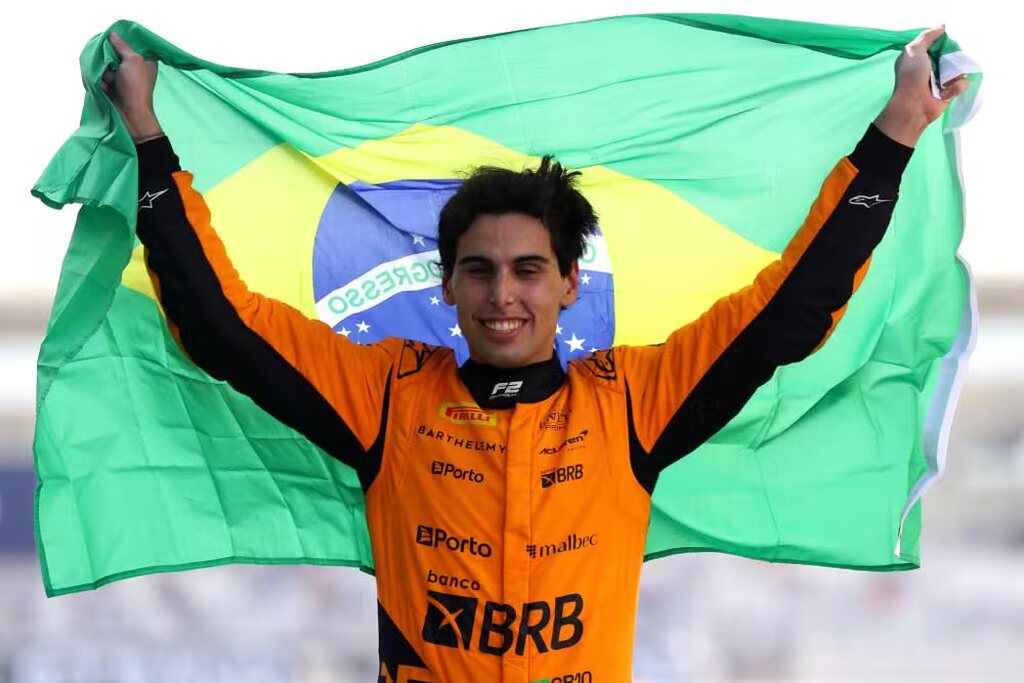 gabriel bortoleto f1 segurando a bandeira do brasil após vencer a formula 2