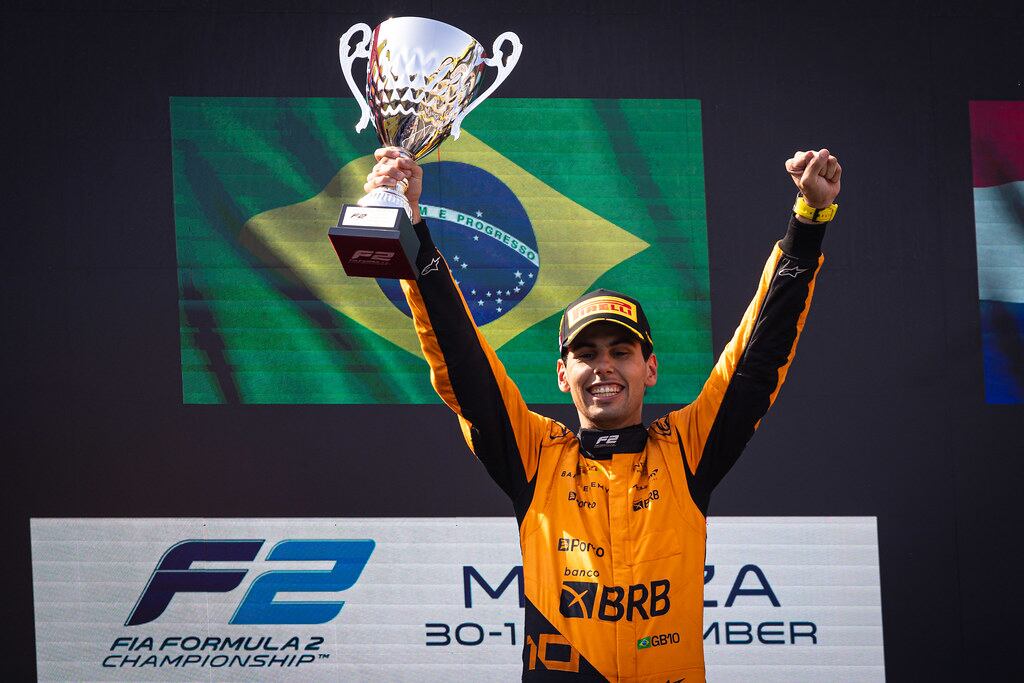 gabriel bortoleto f1 comemorando o titulo da f2 com a taça em maos