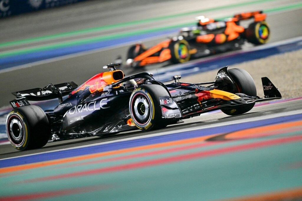 max verstappen correndo no carro de corrida da red bull na pista do gp de abu dhabi