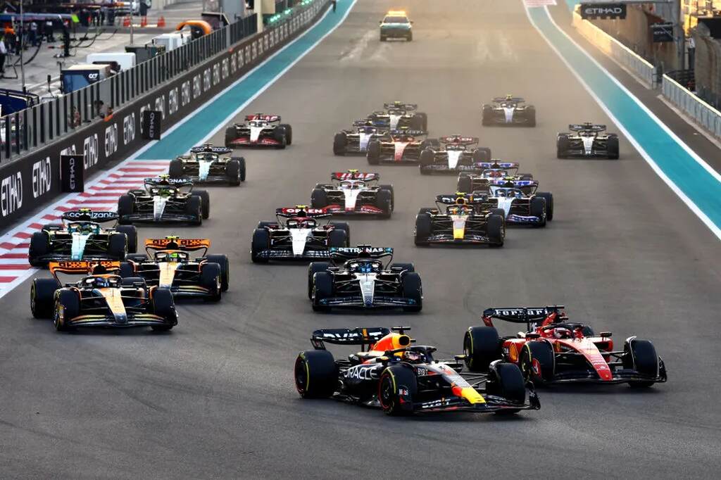 pilotos de formula 1 correndo com os carros na pista do gp de abu dhabi