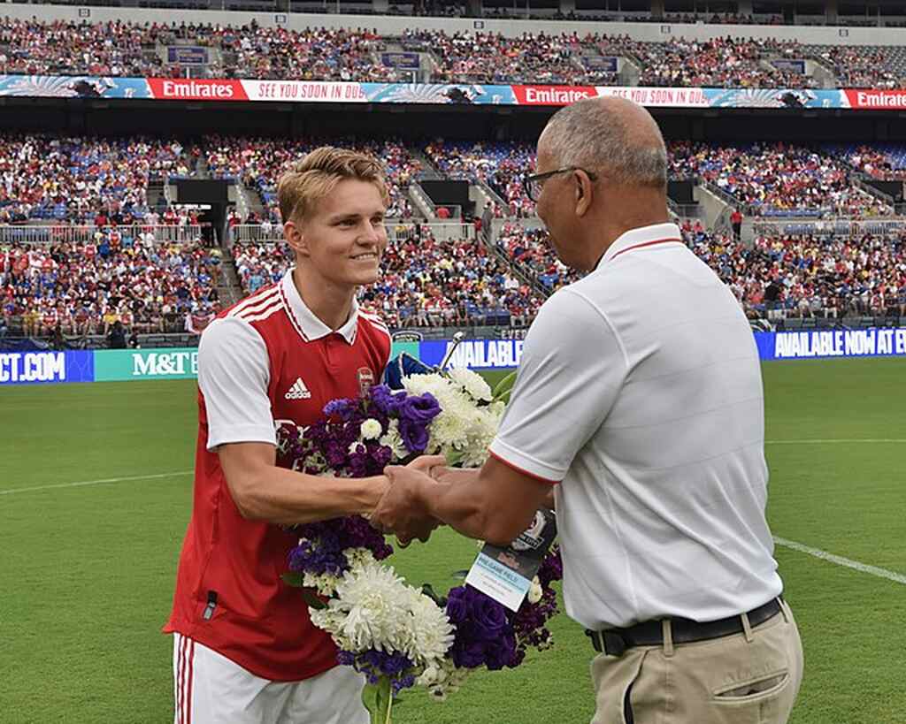 Martin Ødegaard recebendo um premio, ele está entre os jogadores com mais acerto em passes no futebol