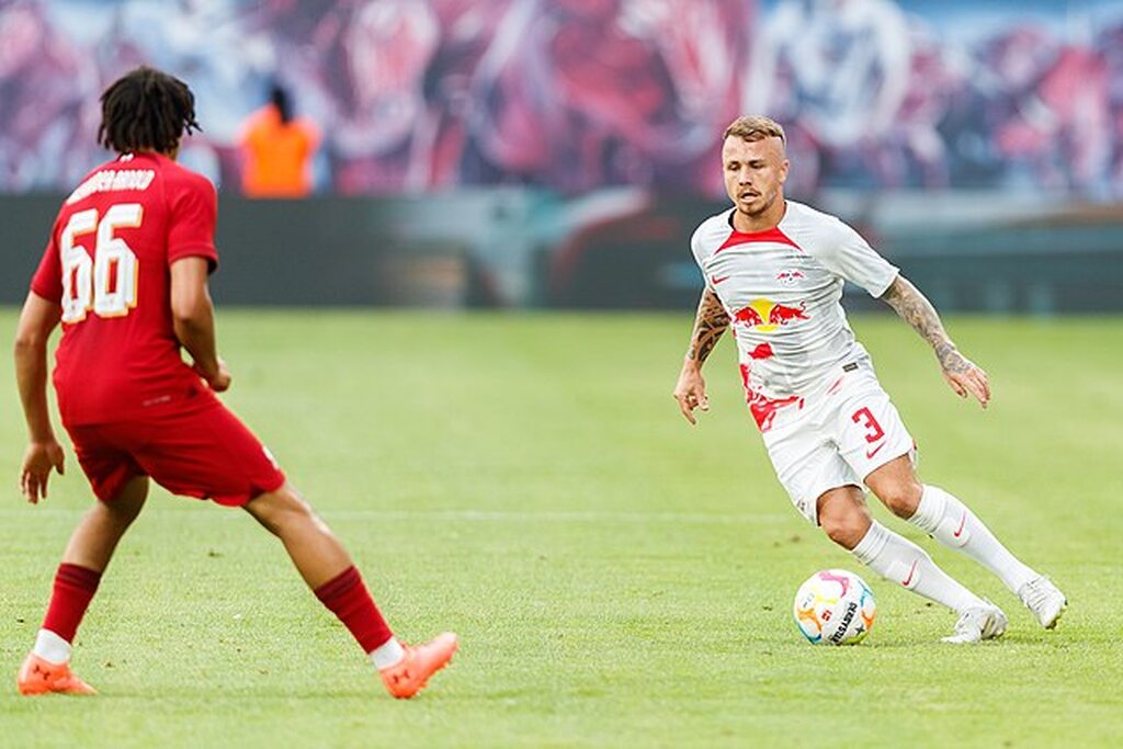 jogador do red bull disputando a bola, ele está entre os jogadores com mais acerto em passes no futebol