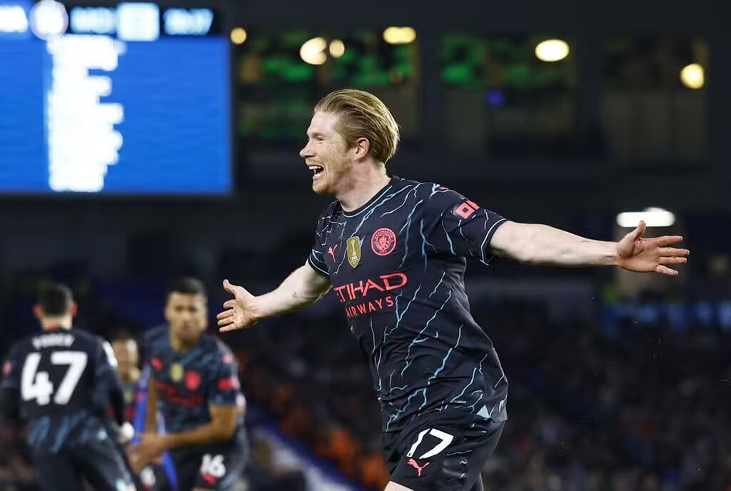 kevin de bruyne comemorando o gol em campo, ele está entre os jogadores com mais acerto em passes no futebol