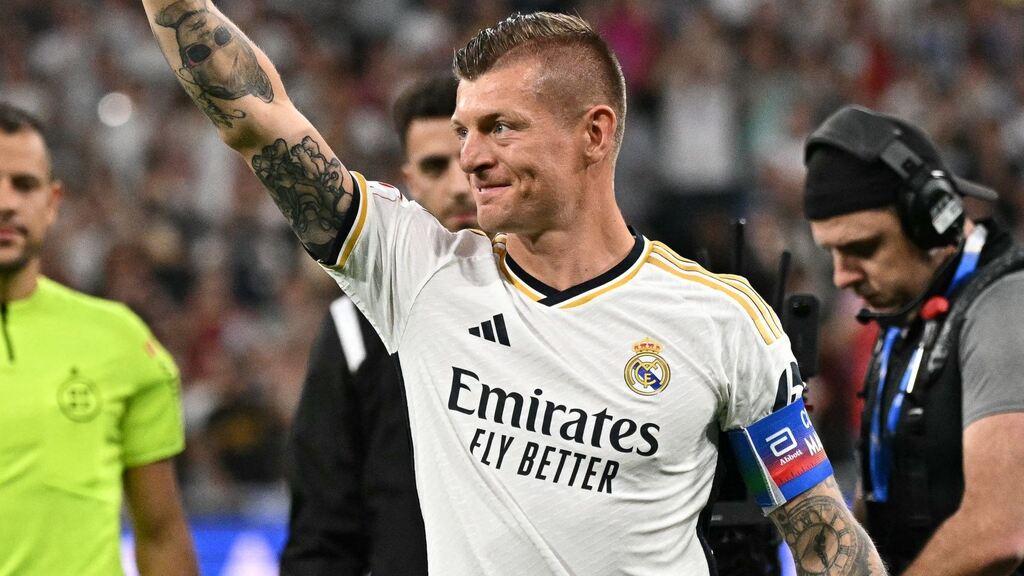 toni kroos cumprimentando a torcida em campo pelo real madrid, ele está entre os jogadores com mais acerto em passes no futebol