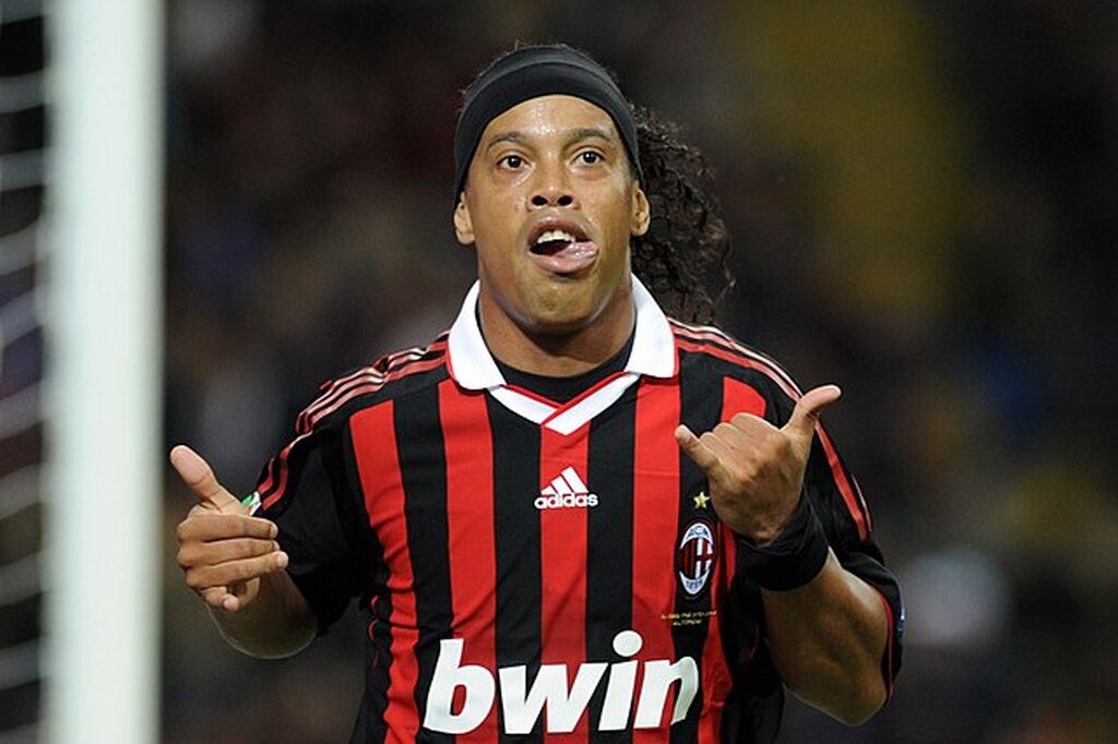 ronaldinho, dono de um dos maiores hat tricks da historia, fazendo sua comemoração com a camisa do milan