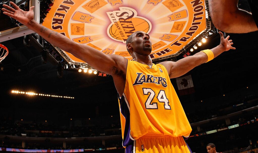 kobe bryant, um dos maiores pontuadores da nba, em quadra pelos lakers