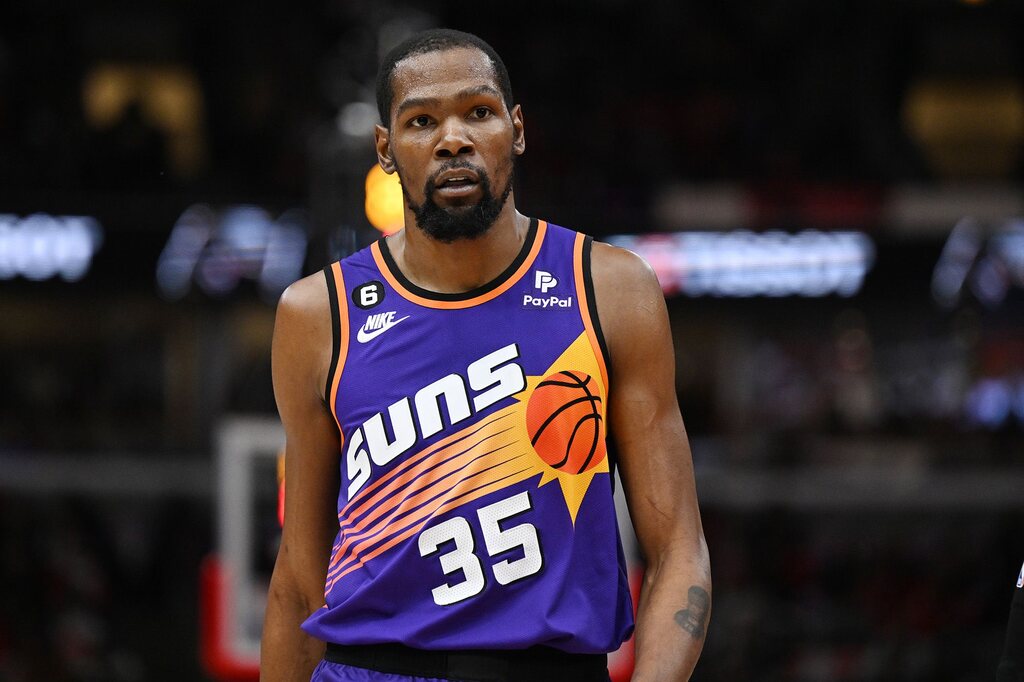 kevin durant, um dos maiores pontuadores da nba, em quadra pelos suns